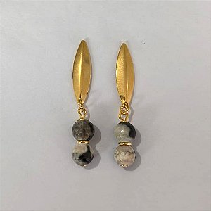 BRINCO FOLHEADO A OURO - BANHADO COM 5 MILÉSIMOS + VERNIZ DIAMOND - BRINCO BASE COMPRIDA E PEDRAS NATURAIS 8MM - OURO1202