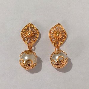 BRINCO NO BRUTO PRONTO PARA O BANHO(CX157) BRINCO DE PINO COM BASE TRABALHADA COM PEROLA CASTROADA DE 10MM ( PESO 3.5GR (BRU24606