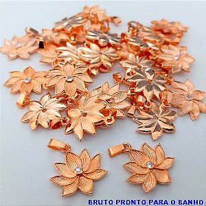PINGENTE NO BRUTO PRONTO PARA O BANHO - (CX.158) (CRIS) (CRISS) PINGENTE FLOR COM ZIRCÔNIA CRISTAL 14X15MM - PESO TOTAL: 1.2GR - BRU24624