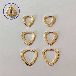 BRINCO FOLHEADO A OURO - BANHADO COM 5 MILÉSIMOS + VERNIZ DIAMOND - BRINCO DE TRIO CORAÇÃO CRAVEJADO EM MICROS ZIRCÔNIAS - TAMANHOS: 12/15/17MM - OURO1252