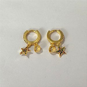 BRINCO FOLHEADO A OURO - BANHADO COM 5 MILÉSIMOS + VERNIZ DIAMOND - BRINCO DE ARGOLA CRAVEJADO EM MICROS ZIRCÔNIAS COLORIDAS , ESTRELA CRAVEJADA E PEDRA EM ZIRCÔNIA CRISTAL - TAMANHO: 20MM - OURO1255