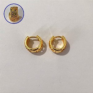 BRINCO FOLHEADO A OURO - BANHADO COM 5 MILÉSIMOS + VERNIZ DIAMOND - BRINCO DE ARGOLA REDONDO CRAVEJADO EM MICROS ZIRCÔNIAS COLORIDAS- TAMANHO: 8X12MM - OURO1261