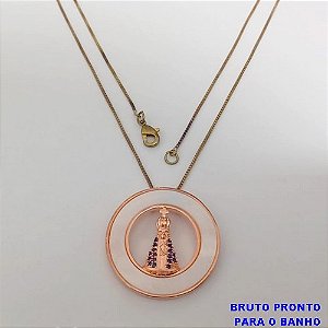 GARGANTILHA NO BRUTO PRONTO PARA O BANHO(CX161)- CORRENTE VENEZIANA DE 45CM PINGENTE TODO NOSA SENHORA APARECIDA CRAVEJADA E PINGENTE EM MADREPEROLA DE 2,5CM /- PESO TOTAL 8.4GR - BRU24745