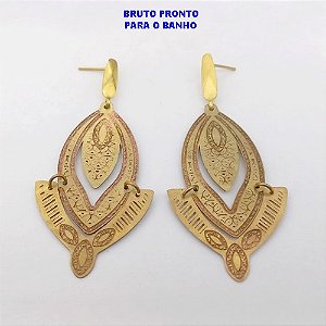 BRINCO NO BRUTO PRONTO PARA O BANHO(CX161)- BRINCO COM BASE DE PINO 100% LATÃO E COM PINGENTE EM FOTOCORROSÃO PEDIRICALHO 4.5X2,5CM/ - PESO TOTAL 4,16GR - BRU24769