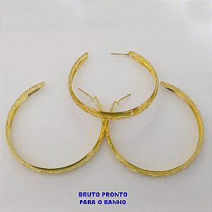 BRINCO NO BRUTO PRONTO PARA O BANHO(CX162)- BRINCO DE ARGOLA DE PINO 100% LATÃO TODA TRABALHADA DE 5CM / - PESO TOTAL 6.7GR - BRU24770