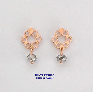 BRINCO NO BRUTO PRONTO PARA O BANHO(CX163)- BRINCO DE PINO DE 2CM COM PINGENTE DE CRISTAL SEXTAVADO DE 6MMDE / - PESO TOTAL 3.7GR - BRU2481