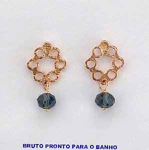 BRINCO NO BRUTO PRONTO PARA O BANHO(CX163)- BRINCO DE PINO DE 2CM COM PINGENTE DE CRISTAL SEXTAVADO DE 6MMDE / - PESO TOTAL 3.7GR - BRU24820