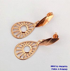 BRINCO NO BRUTO PRONTO PARA O BANHO(CX163)- BRINCO DE PINO GOTA TODA TRABALHADA 2,5CM / - PESO TOTAL 2.3GR - BRU24821