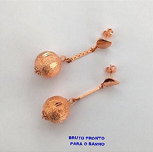 BRINCO NO BRUTO PRONTO PARA O BANHO(CX163)- BRINCO DE PINO GOTA COM BOLA DIAMANTADA DE 14MM / - PESO TOTAL 4.7GR - BRU24822