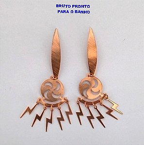 BRINCO NO BRUTO PRONTO PARA O BANHO(CX164)- BRINCO DE PINO COM BASE LONGA DE 3CM E PINGENTE DE 2CM TODO TRABALHADO/ - PESO TOTAL 4.3GR - BRU24826