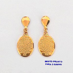 BRINCO NO BRUTO PRONTO PARA O BANHO(CX164)- BRINCO DE PINO PINGENTE DE 1.5CM "ORAÇÃO DO PAI NOSSO" - BRU24827