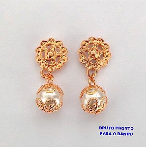 BRINCO NO BRUTO PRONTO PARA O BANHO(CX164)- BRINCO DE PINO BASE TODA TRABALHADA PINGENTE PEROLA CASTROADA DE 12MM BRU2482