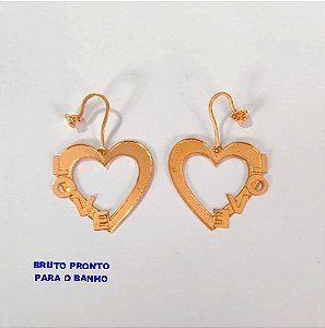 BRINCO NO BRUTO PRONTO PARA O BANHO(CX164)- BRINCO NO BRUTO COM BASE DE ANZOL PINGENTE DE CORAÇÃO LOVE 3CM (PESO 2,2GR ) BRU24839