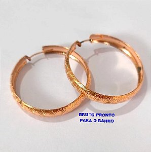 BRINCO NO BRUTO PRONTO PARA O BANHO(CX164)- BRINCO DE ARGOLA TODA TRABALHADA 4CM (PESO 5.9GR ) BRU24840