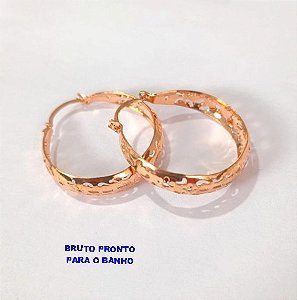 BRINCO NO BRUTO PRONTO PARA O BANHO(CX164)- BRINCO DE ARGOLA TODA TRABALHADA 2,5CM (PESO 3.8GR ) BRU24841