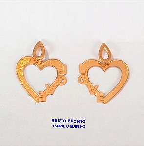 BRINCO NO BRUTO PRONTO PARA O BANHO(CX164)- BRINCO 100% LATÃO CORAÇÃO ESCRITO LOVE DE 2,5CM(PESO 3.4GR ) BRU24863