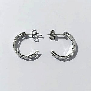 BRINCO EM AÇO INOXIDÁVEL - (CX.145) BRINCO ARGOLA DETALHES VAZADOS 6X18MM (ARGI0401) - COMPOSIÇÃO: AÇO INOXIDÁVEL - AÇO2239