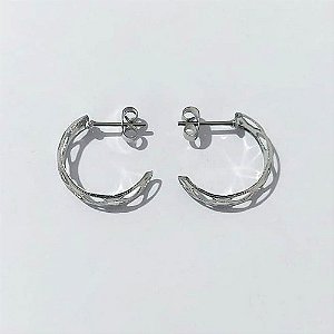 BRINCO EM AÇO INOXIDÁVEL - (CX.145) BRINCO ARGOLA DETALHES VAZADOS 6X18MM (ARGI0406) - COMPOSIÇÃO: AÇO INOXIDÁVEL - AÇO2248