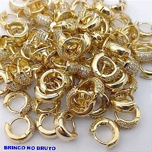 BRINCO NO BRUNTO PRONTO PARA O BANHO(CX166) -BRINCO ARGOLINHA DE PRESSÃO(TRANQUETA)TODA CRAVEJADA COM TREIS FILEIRA DE ZIRCONIA) PESO DO PAR 2.3GR - TAMANHO 08MM - BRU24890