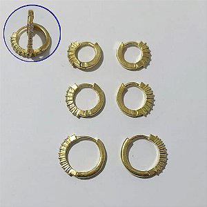 BRINCO NO BRUTO PRONTO PARA O BANHO - (CX.01) TRIO DE BRINCOS REDONDOS CRAVEJADOS EM MICROS ZIRCÔNIAS - TAMANHOS - 16/14/12MM - PESO TOTAL 5,4GR - BRU30040