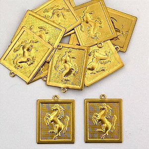 ACESSÓRIO NO BRUTO PRONTO PARA O BANHO - (3.2849AI) MEDALHA RETANGULAR COM CAVALO 27MM - PESO TOTAL 2,4GR - COMPOSIÇÃO: 100% LATÃO - BRU0003810