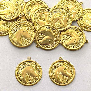 ACESSÓRIO NO BRUTO PRONTO PARA O BANHO - (3.2692A1) MEDALHA REDONDA COM CAVALO 28MM - PESO TOTAL 2,3GR - COMPOSIÇÃO: 100% LATÃO - BRU0003812