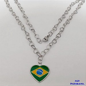 GARGANTILHA EM AÇO INOXIDAVEL COM PINGENTE BANDEIRA DO " BRASIL " RESINADA EM FORMA DE CORAÇÃO DE 20MM(2CM "( TAMANHO 45CM)" AÇO3053