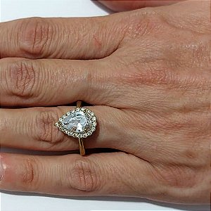 ANEL NO BRUTO PRONTO PARA O BANHO - ANEL CRAVEJADO EM MICROS ZIRCÔNIAS E PEDRA EM ZIRCÔNIA GOTA - PESO MÉDIO: 1,2GR - COMPOSIÇÃO: LATÃO / ZIRCÔNIA - ANEL000555
