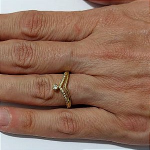 ANEL NO BRUTO PRONTO PARA O BANHO - ANEL CRAVEJADO EM MICROS ZIRCÔNIAS E DETALHE VAZADO - PESO MÉDIO: 0,7GR - COMPOSIÇÃO: LATÃO / ZIRCÔNIA - ANEL000556
