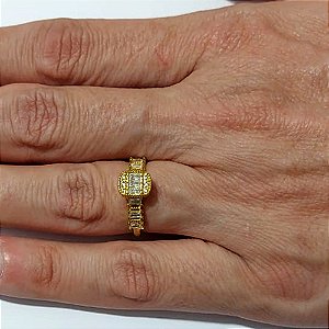 ANEL NO BRUTO PRONTO PARA O BANHO - ANEL CRAVEJADO EM MICROS ZIRCÔNIAS E DETALHE QUADRADO CRAVEJADO - PESO MÉDIO: 1,0GR - COMPOSIÇÃO: LATÃO / ZIRCÔNIA - ANEL000559
