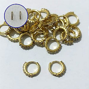 BRINCO NO BRUTO PRONTO BANHO - BRINCO CRAVEJADO COM MICROS ZIRCÔNIAS - ARGOLINHA DE PRESSÃO (TRANQUETA) TAMANHO 2X10MM - PESO TOTAL 1GR - BRU25068