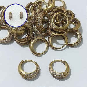 BRINCO NO BRUTO PRONTO BANHO - BRINCO CRAVEJADO COM TRÊS FILEIRAS DE MICROS ZIRCÔNIAS - ARGOLINHA DE PRESSÃO (TRANQUETA) TAMANHO 5X14MM - PESO TOTAL 2,5GR - BRU25070