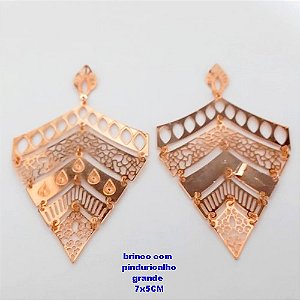 BRINCO NO BRUTO PRONTO PARA O BANHO(171)- BRINCO GRANDE COM PINDURICALHO EM FOTORORROSÃO ( TAMANHO 7X5CM -( PESO 8.9GR - BRU25191