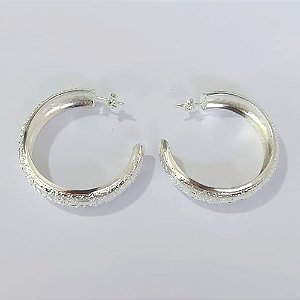 BRINCO FOLHEADO A PRATA COM 50 MILÉSIMOS + VERNIZ DIAMOND - BRINCOS DE ARGOLA TRABALHADA 12X42MM - PRA875