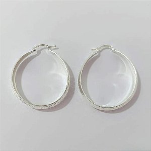 BRINCO FOLHEADO A PRATA COM 50 MILÉSIMOS + VERNIZ DIAMOND - BRINCOS DE ARGOLA TRABALHADA 10X40MM - PRA876