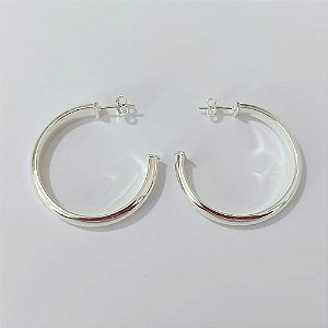 BRINCO FOLHEADO A PRATA COM 50 MILÉSIMOS + VERNIZ DIAMOND - BRINCOS DE ARGOLA LISA 6X40MM - PRA877