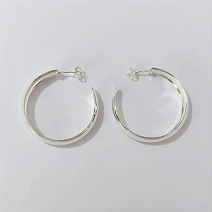 BRINCO FOLHEADO A PRATA COM 50 MILÉSIMOS + VERNIZ DIAMOND - BRINCOS DE ARGOLA LISA 8X41MM - PRA878