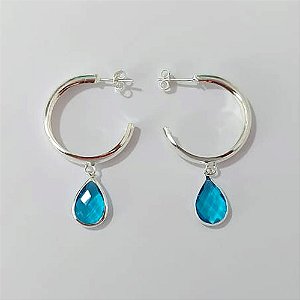 BRINCO FOLHEADO A PRATA COM 50 MILÉSIMOS + VERNIZ DIAMOND - BRINCOS DE ARGOLA LISA 5X28MM COM PINGENTE CRISTAL AZUL CLARO - PRA879