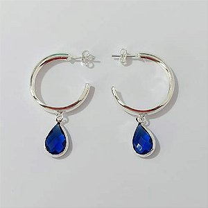 BRINCO FOLHEADO A PRATA COM 50 MILÉSIMOS + VERNIZ DIAMOND - BRINCOS DE ARGOLA LISA 5X28MM COM PINGENTE CRISTAL AZUL ESCURO - PRA880