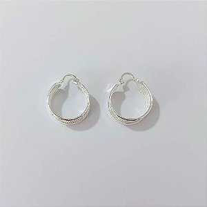 BRINCO FOLHEADO A PRATA COM 50 MILÉSIMOS + VERNIZ DIAMOND - BRINCOS DE ARGOLA COM TELA 11X21MM - PRA881