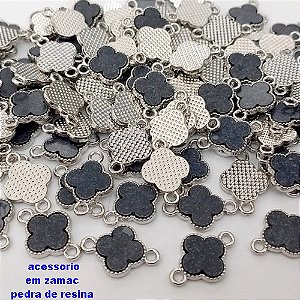 ACESSÓRIO NO BRUTO PRONTO PARA O BANHO - PINGENTE TIPO VAN CLEEF COM DUAS ARGOLINHAS - COMPOSIÇÃO: ZAMAC E RESINA - TAMANHO 10MM - (VENDIDO POR UNIDADE) PESO TOTAL 0,8GR - BRU25206