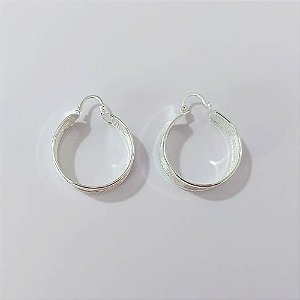 BRINCO FOLHEADO A PRATA COM 50 MILÉSIMOS + VERNIZ DIAMOND - BRINCOS DE ARGOLA COM TELA 11X25MM - PRA882