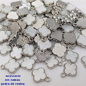 ACESSÓRIO NO BRUTO PRONTO PARA O BANHO - PINGENTE TIPO VAN CLEEF COM UMA ARGOLINHAS - COMPOSIÇÃO: ZAMAC E RESINA - TAMANHO 10MM - (VENDIDO POR UNIDADE) PESO TOTAL 0,8GR - BRU25207