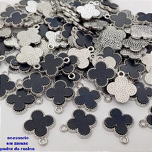 ACESSÓRIO NO BRUTO PRONTO PARA O BANHO - PINGENTE TIPO VAN CLEEF COM UMA ARGOLINHAS - COMPOSIÇÃO: ZAMAC E RESINA - TAMANHO 14MM - (VENDIDO POR UNIDADE) PESO TOTAL 1GR - BRU25208