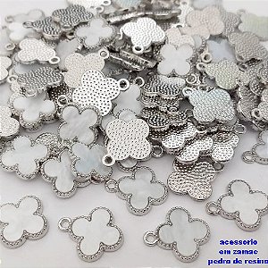 ACESSÓRIO NO BRUTO PRONTO PARA O BANHO - PINGENTE TIPO VAN CLEEF COM UMA ARGOLINHAS - COMPOSIÇÃO: ZAMAC E RESINA - TAMANHO 14MM - (VENDIDO POR UNIDADE) PESO TOTAL 1GR - BRU25208