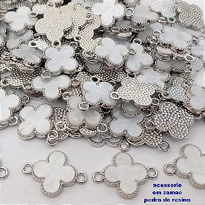 ACESSÓRIO NO BRUTO PRONTO PARA O BANHO - PINGENTE TIPO VAN CLEEF COM DUAS ARGOLINHAS - COMPOSIÇÃO: ZAMAC E RESINA - TAMANHO 14MM - (VENDIDO POR UNIDADE) PESO TOTAL 1GR - BRU25209