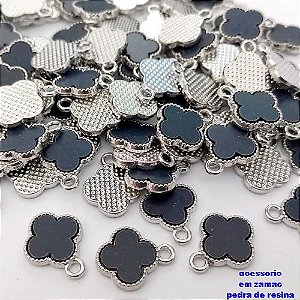 ACESSÓRIO NO BRUTO PRONTO PARA O BANHO - PINGENTE TIPO VAN CLEEF COM UMA ARGOLINHAS - COMPOSIÇÃO: ZAMAC E RESINA - TAMANHO 10MM - (VENDIDO POR UNIDADE) PESO TOTAL 08GR - BRU25210