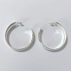 BRINCO FOLHEADO A PRATA COM 50 MILÉSIMOS + VERNIZ DIAMOND - BRINCOS DE ARGOLA LISAS 46MM LARGURA 9MM - PRA885