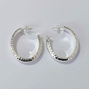 BRINCO FOLHEADO A PRATA COM 50 MILÉSIMOS + VERNIZ DIAMOND - BRINCOS DE ARGOLA OVAL DESENHADA 32MM LARGURA 7MM - PRA886