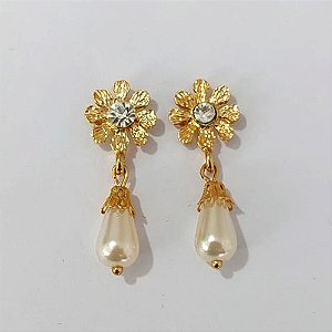 BRINCO FOLHEADO A OURO - BANHADO COM 5 MILÉSIMOS + VERNIZ DIAMOND - BRINCO DE PINO BASE FLOR COM ZIRCÔNIA E PÉROLA GOTA 37MM - OURO1286